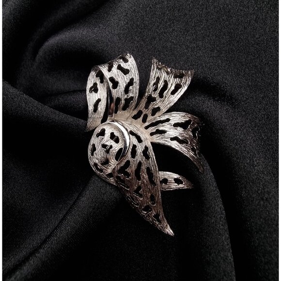 Vintage TRIFARI 1960s Signed Silver-Tone Textured & Cut-Out Flower Leaf Brooch P - Picture 2 of 6